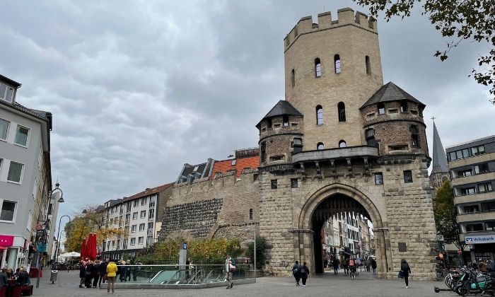 Vringspooz – die Severinstorburg auf dem Chlodwigplatz © Golrokh Esmaili